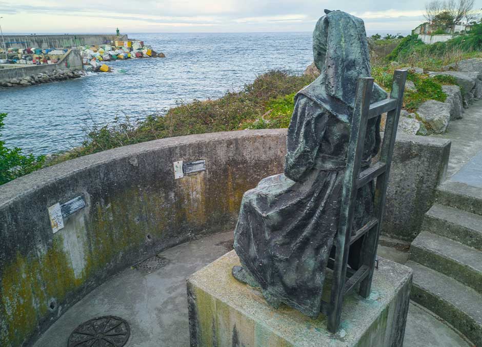 Homenaje a la mujer del pescador en la entrada al puerto de Llanes, Asturias,